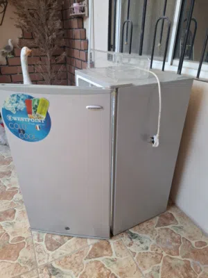 ثلاجه ويست بوينت صغيرة الحجم سعة 94 لتر ممتازه في التبريد لم تتعرض للتصليح .