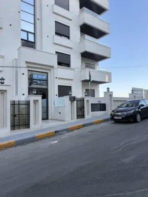 شقة ارضية جديدة لم تسكن للبيع من المالك مباشرة ( بسبب السفر )