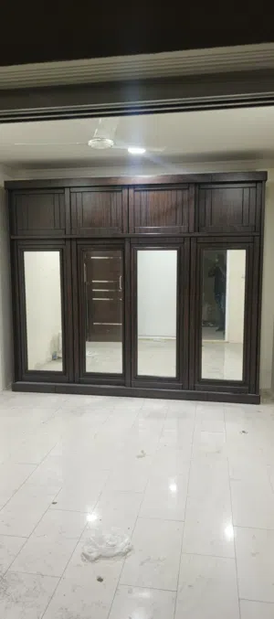 كبت يكون من 4ابواب سحاب سفليه و4ابواب علويه جهته اليمين و اليسار شلوف الوسط تعليق نجاره بحرينيه