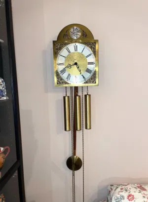 ساعة حائط بندول المانية مميزة ومن النوادر. التفاصيل داخل الوصف.