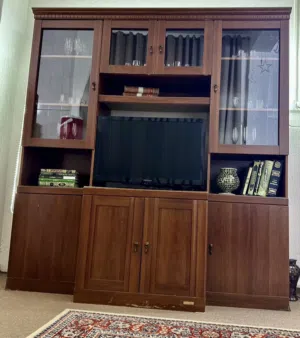 مكتبة غرفة الاستقبال