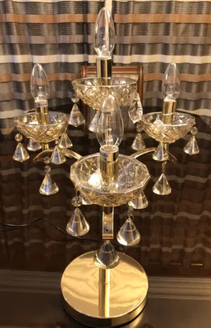 للبيع-شمعدان كريستال طاولة فخم بـ 4 لمبات – شكل راقي وإضاءة دافئة تناسب جميع الديكورات