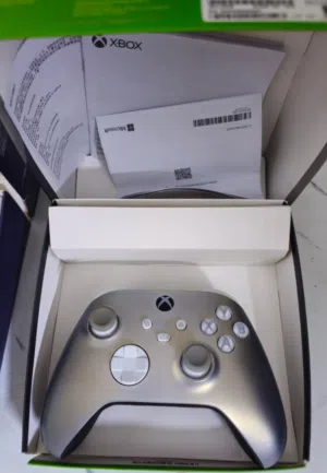 يد إكس بوكس ليميتد Lunar Shift Special Edition نظيفة جداً مع الكارتون