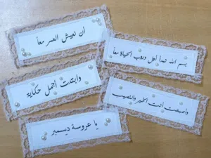 يتوفر طباعه وتصميم حسب الطلب سعر التوزيعات التي في الصوره 1750دينار وحسب الكتابه التي تحبوها