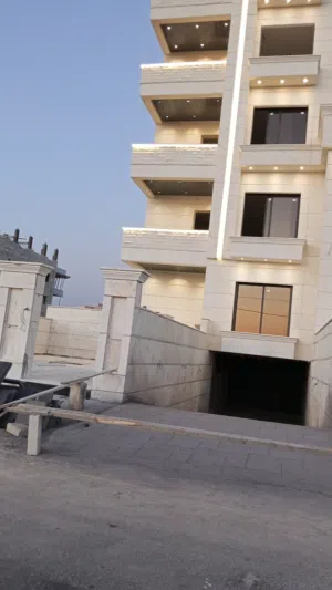 شقق تشطيبات فندقيه قرب صالة السفير بناء جديد معفية من التنازل