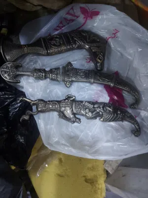 ثلاث قطع انتيك فيهم وحد قديم