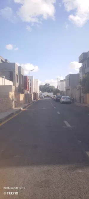 250   ارض للبيع في  الخروبة  250 متر مربع،هادي،الواجهة،12,مياه،وكهرباء،واصل للقطعه،jalmezwgi