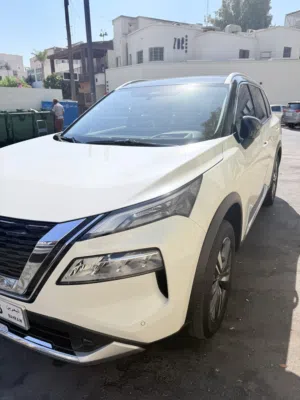 X- Trail SL 4WD 3ROW 2025 black and white