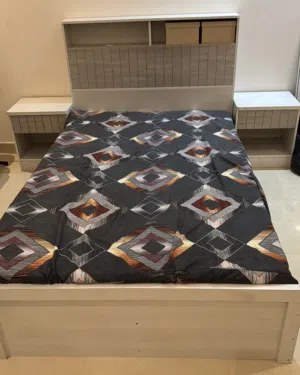 سرير مع 2كمدينو