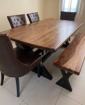 طاولة سفرة خشب زان صلد بالكامل بحال الجديد استعمال خفيف مرتين فقط