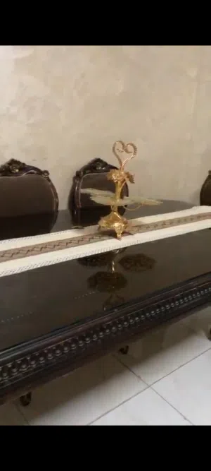 طاوله سفره مع 6 كراسي وقزاز سوكاريت بحاله ممتازه