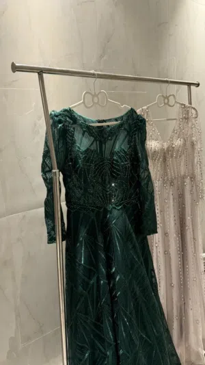 فستانين راقيه لبسة واحدة من M إلى L شبه جديد