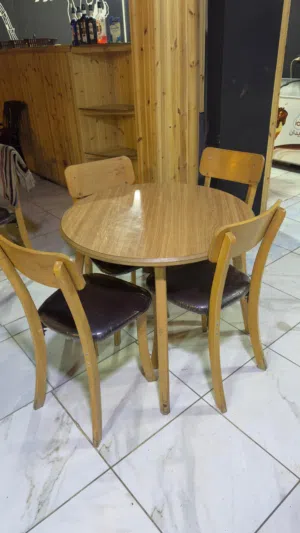 كراسي وطاولات خشب