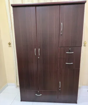 خزانة ملابس نظيف