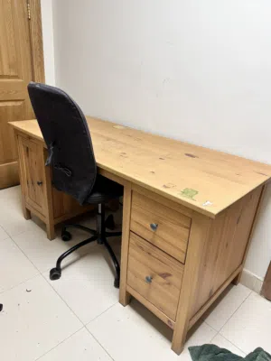 مكتب للعمل او الدراسه خشب سويد طبيعي من ايكيا (HEMNES) مع كرسي هيدروليكي مريح جدا يوجد ثلاث مكاتب