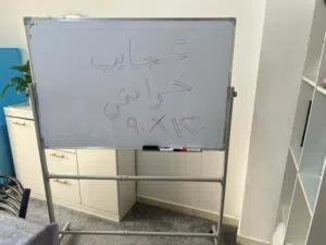 وايت بورد ابيض جهتين مع ستاند متحرك مقاس 1.20*90 سم مع اقلام ومحاية شامل التوصيل والتركيب
