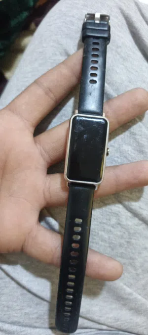 ساعة ذكية HUAWEI WATCH FIT MINI بتنشبك عالتلفون افيها قياس ضربات القلب وخطوات وبوصل عليها اشعارات