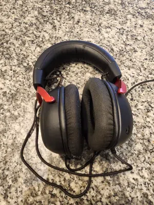 سماعتين hyperx و logitech