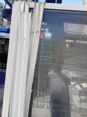 باب سحاب المنيوم في حاله ممتازه مع سككه مقاس الطول 2.10 العرض 2.20