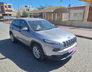 للبيع سيارة جيب شيروكي موديل 2016 ماشي 95,000km