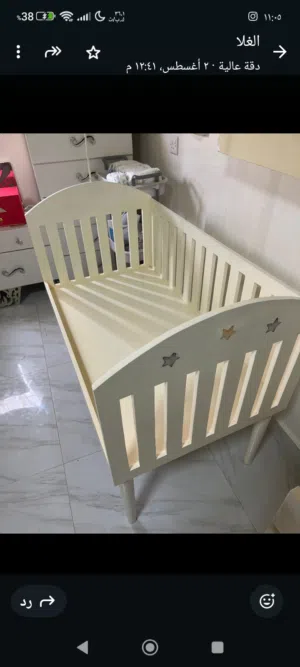 سرير للاطفال من الرضيع الى عمر اربع سنوات مع الفراش والشبك.