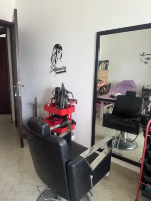 اغراض صالون تجميل للبيع فب حالة ممتازه للبيع المستعجل