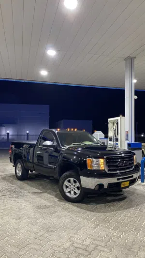 Used GMC Sierra in Al Dhahirah