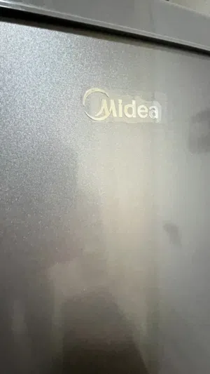 ثلاجة ميديا صغيرة  بحالة جيدة جداً   شبه جديدة small fridge   أبو ظبي الزاهية Abu Dhabi