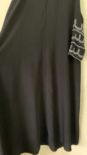 عبايه سوداء بتطريز ابيض الأكمام للتواصل عبر الرقم