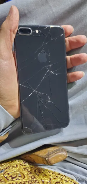 ايفون 8 بلس ذاكرة 256 جيجا رسمي اي شريحة بطارية وكالة 75 ٪ مشرخ خلفية غلاف ونة جديد بسعر عرطة 30 الف