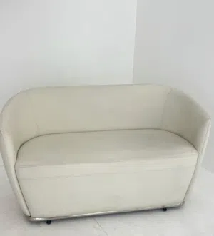 كنب جلد صغير