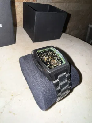 للبيع ساعة Kennth Cole