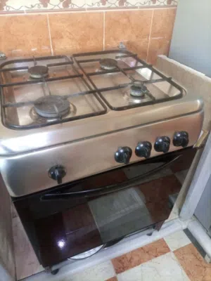 غاز أربع أعيون +فرن داخلي بحالة ممتازة