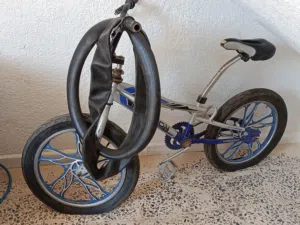 دراجتين واحد BMX ووحدا عادية