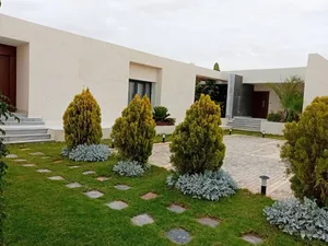 2 Bedrooms . 2 Bathrooms . 200 m23
