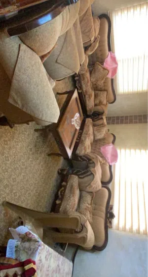 كنب ثمن مقاعد مع طاولة للبيع بحالة الجديد