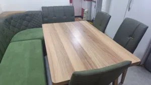 ميز كراسي تركي مع كرسي اطفال نوعية ممتازه جداً نوع تركي الصنع نظيف جداً وبي مخزن تحت القنفه مع كراسي