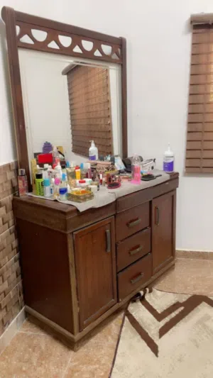 تخت. مع فرشه.   خشب. نخب.
