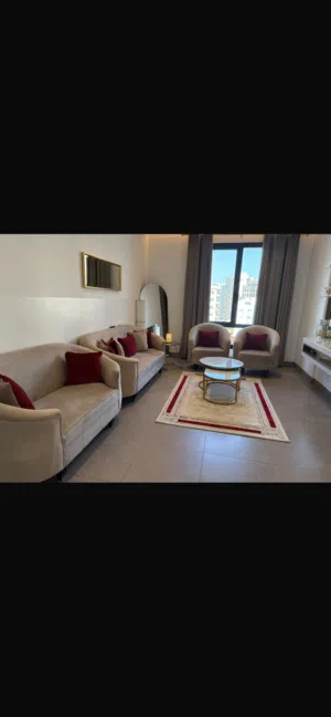 طقم كنب مع قاعدة تلفزيون طاولة وسط ستائر