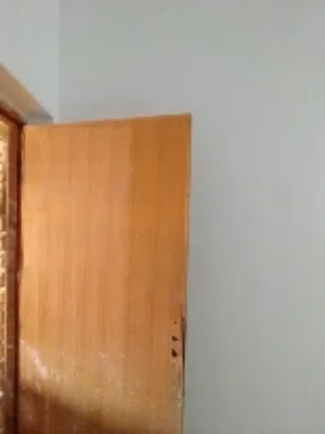 باب خشب عدد ثلاثة
