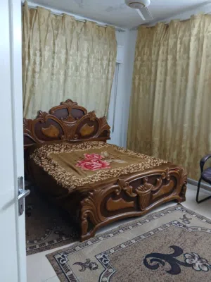 غرفة نوم وصالون ومطبخ وحمام  وبلكونه مفروشة طابق ثاني للايجارمن المالك جبل الحسين خلف مدرسة الرشيد