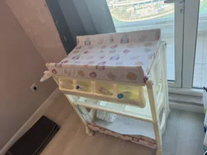 طاولة استحمام وتغير من جونيورز Baby bath and changing table