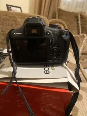 كاميرا Canon EOS 2000D بحالة ممتازة للبيع
