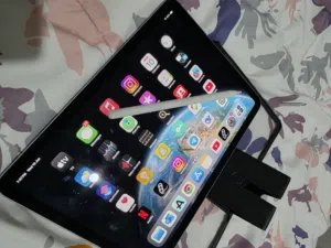 ipad Air 4 + قلم + كفر  بيعة مستعجله بسعر لقطة