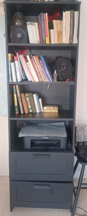 Ikea shelves مكتبة