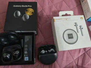 5 هتفونات اصلية هواوي فري بودز 4 Galaxy Buds Pro وهتفون اخر من شركة بيلكن وهتفونات اخرى للبيع