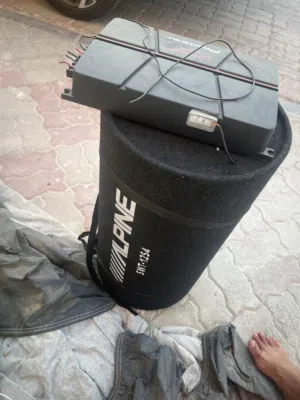 نظام صوت سيارة (سبيكر بيس / سبوفر) من ألباين (Alpine) مع مضخم صوت (Amplifier) من شركة Pioneer،