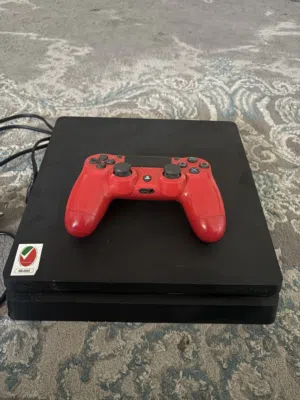 PlayStation 4 للبيع بحالة ممتازة جدًا