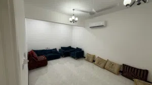 شقة نظيفة فالخوض بموقع مميز - للعوايل