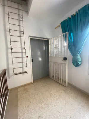 شقة للبيع في النجيلة مشطبة حديث نظيفة جداً غير مسكونة مقابلة لمسجد الإمام البخاري وقرب جميع الخدمات